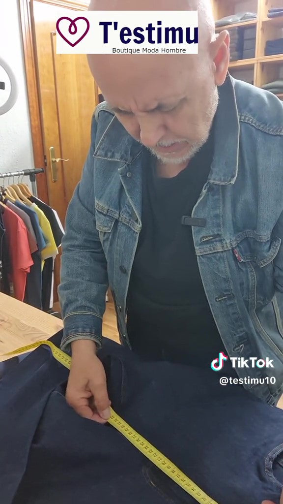Midiendo el tiro de unos pantalones vaqueros de hombre