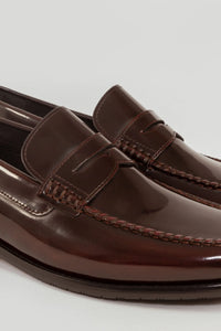 Zapatos castellanos de piel pulido en color burdeos