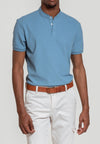Polo de algodón con cuello Mao en color celeste indigo