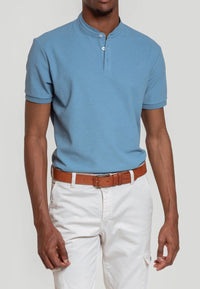 Polo de algodón con cuello Mao en color celeste indigo