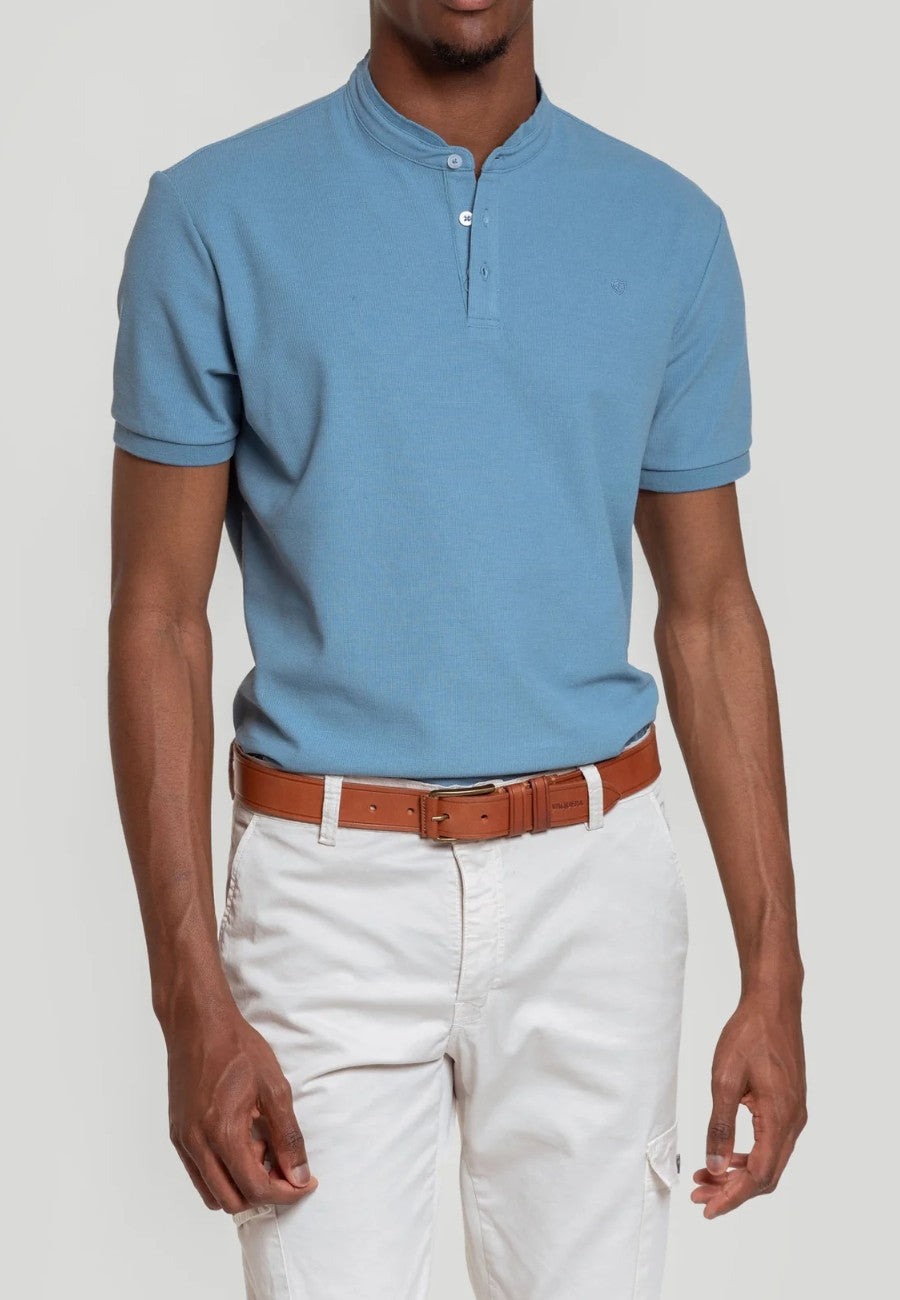 Polo de algodón con cuello Mao en color celeste indigo