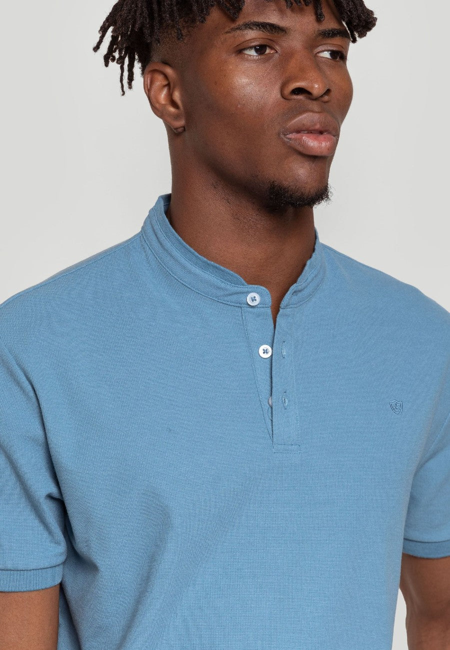 Polo de algodón con cuello Mao en color celeste indigo