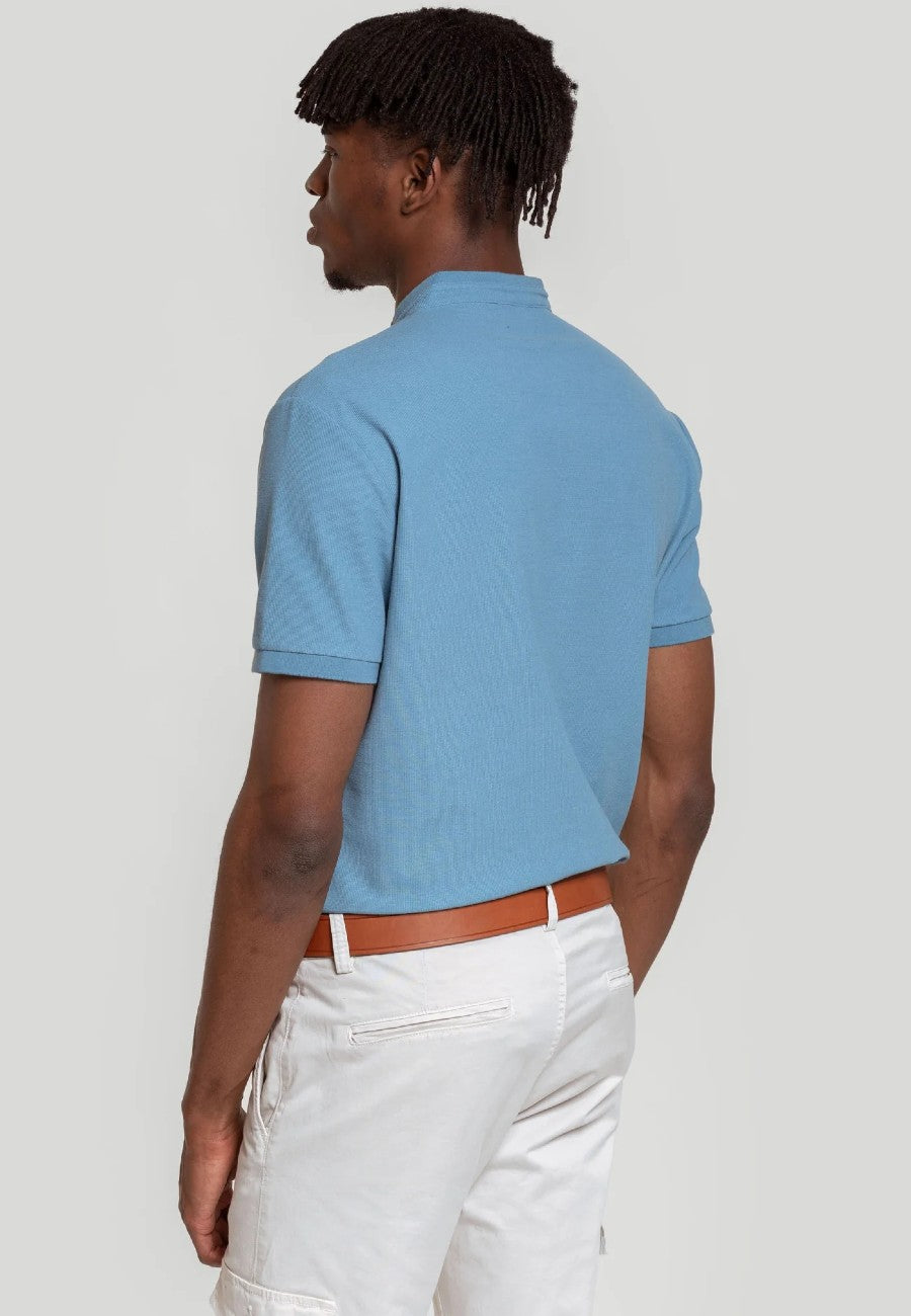 Polo de algodón con cuello Mao en color celeste indigo