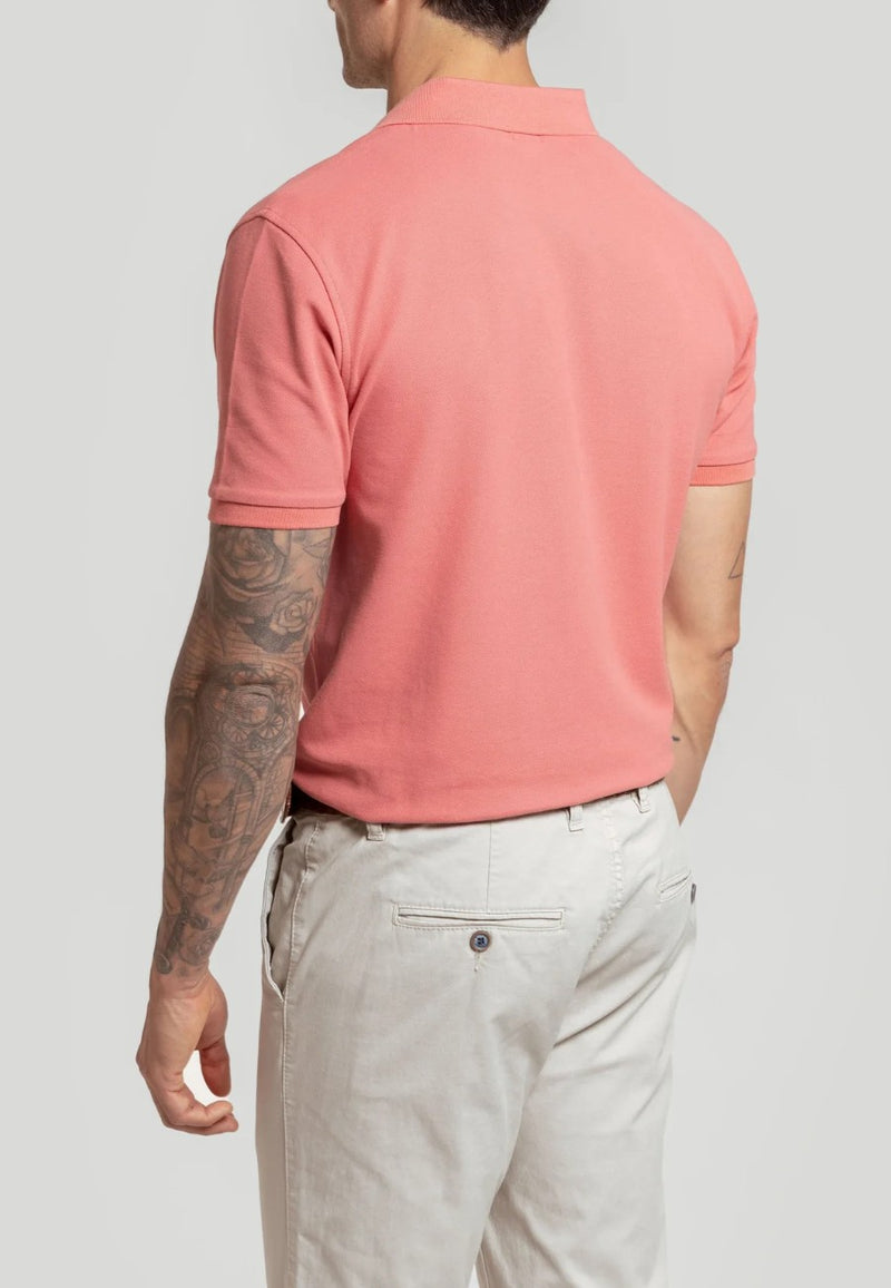 Polo de algodón con cuello Maho en color Buganvilla