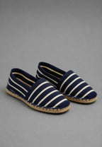 Alpargatas vascas de yute en color negro con rayas
