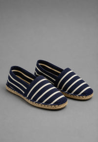 Alpargatas vascas de yute en color negro con rayas