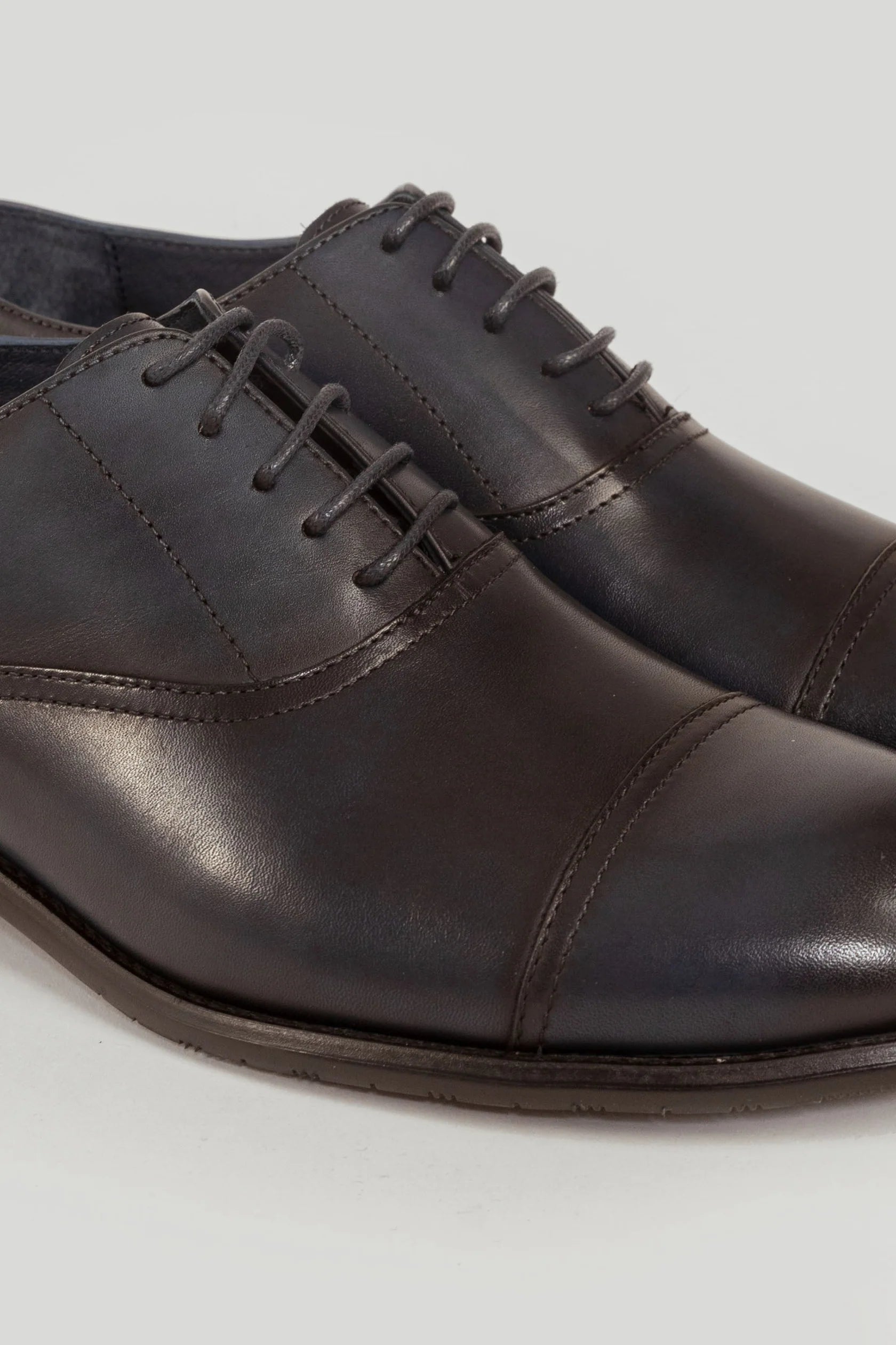 Zapatos Oxford de piel en color azul marino