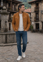 Chaqueta artesanal de ante modelo Potes – whisky, en pueblo del norte de España. 
