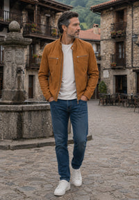 Chaqueta artesanal de ante modelo Potes – whisky, en pueblo del norte de España. 