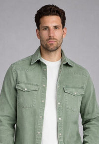 Camisa vaquera en corte recto de color verde hoja