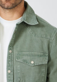 Camisa vaquera en corte recto de color verde hoja