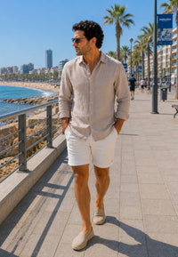 Camisa de lino de sastrería, hecha a mano. Color pasto, en paseo marítimo.
