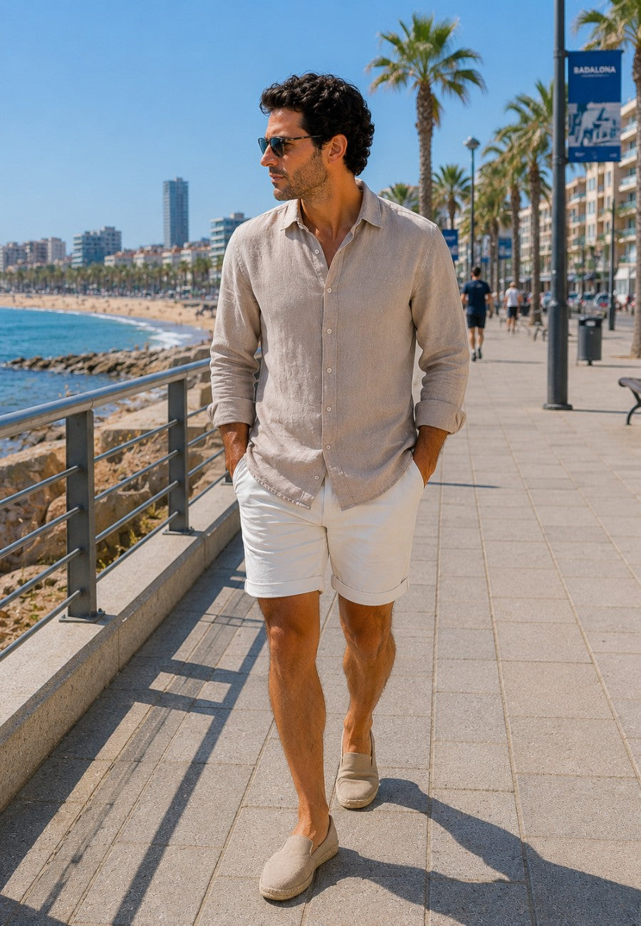 Camisa de lino de sastrería, hecha a mano. Color pasto, en paseo marítimo.