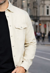 Sobrecamisa vaquera en corte recto de color hueso