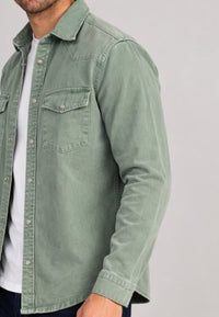 Camisa vaquera en corte recto de color verde hoja