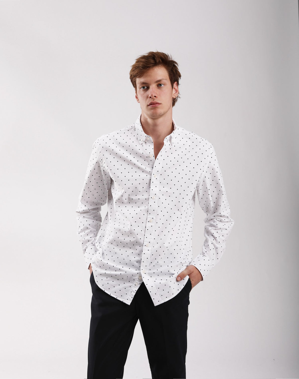 Camisa Oxford de hombre Blanca con lunares negros en testimu.com de T'estimu moda