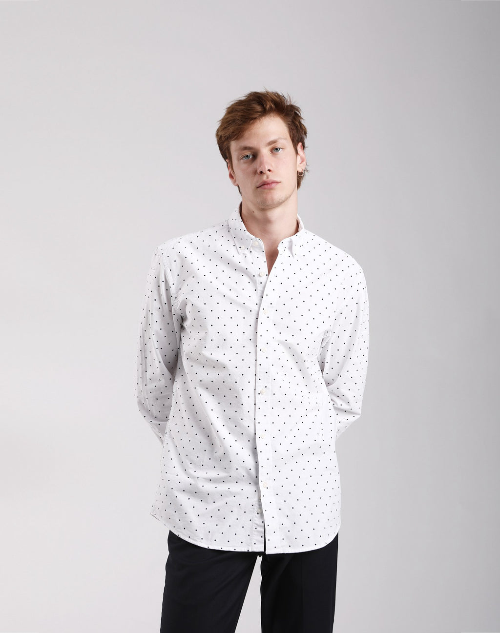 Camisa Oxford de hombre Blanca con lunares negros en testimu.com de T'estimu moda