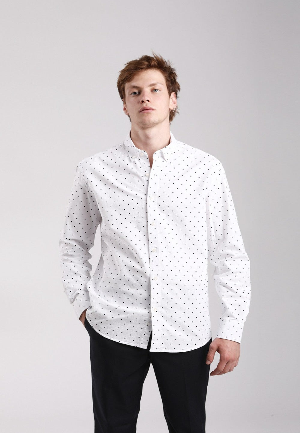 Camisa Oxford de hombre Blanca con lunares negros en testimu.com de T'estimu moda