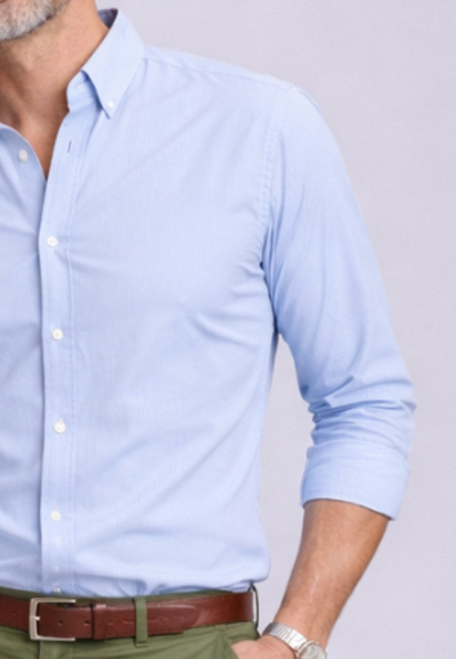 Camisa Oxford azul cielo semi entallada