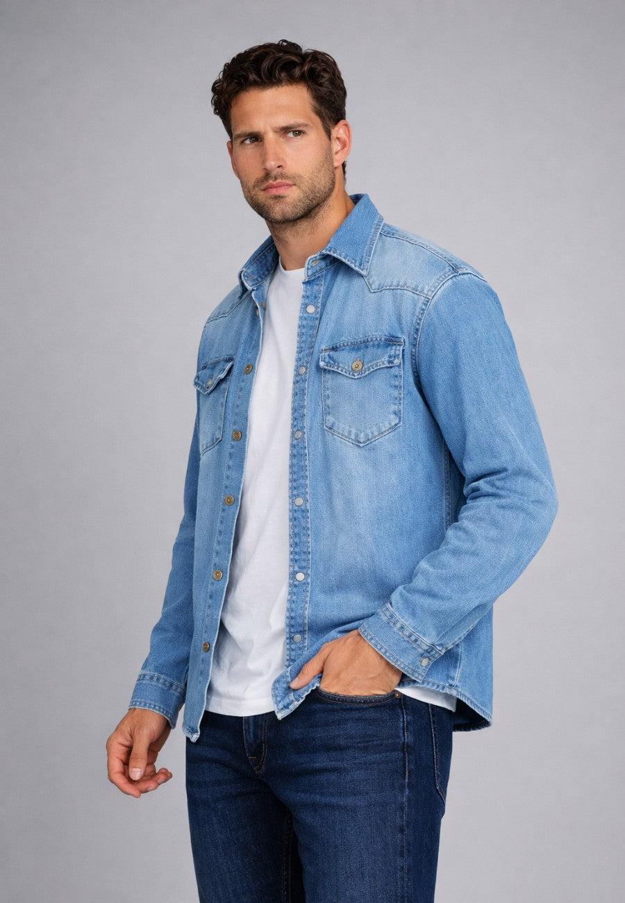 Camisa vaquera en corte recto de color azul desgastada