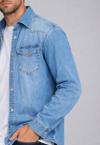 Camisa vaquera en corte recto de color azul desgastada