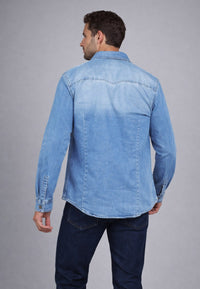 Camisa vaquera en corte recto de color azul desgastada