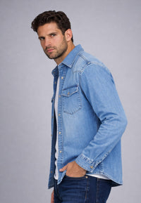 Camisa vaquera en corte recto de color azul desgastada