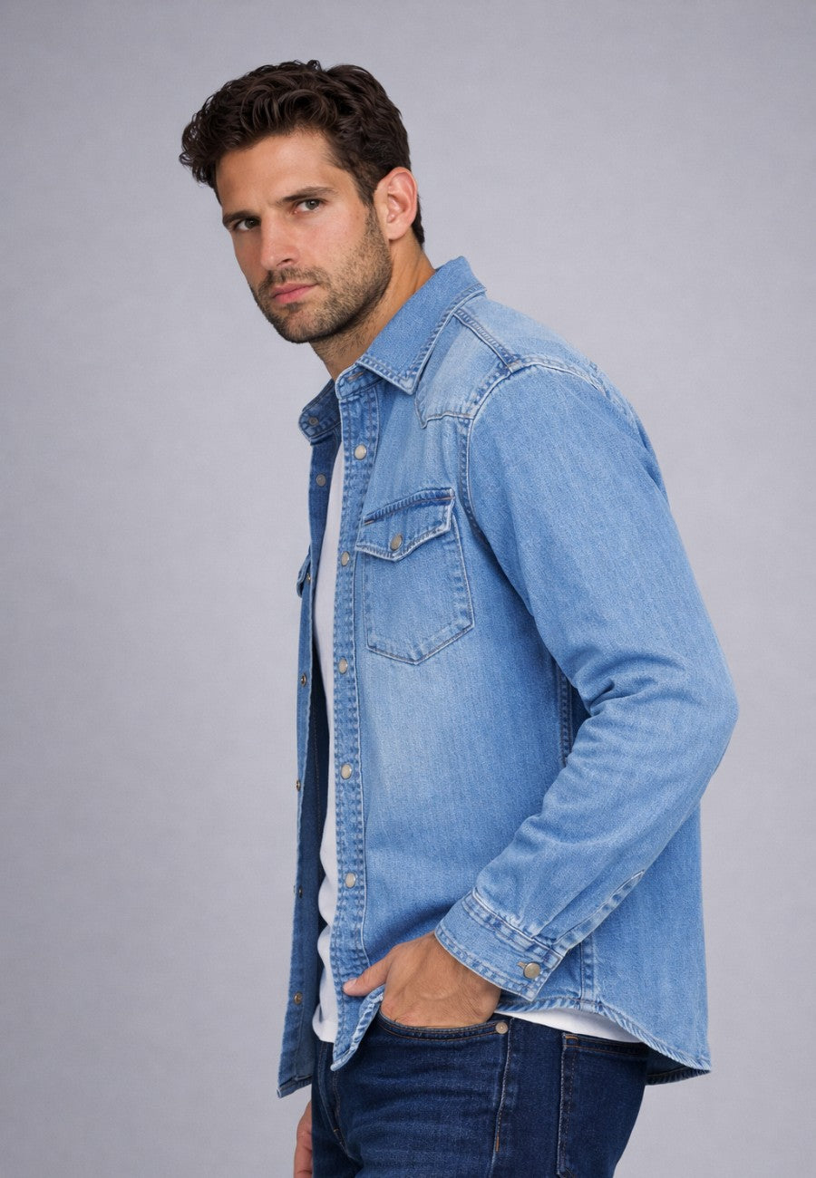 Camisa vaquera en corte recto de color azul desgastada
