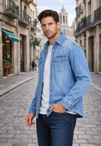 Camisa vaquera en corte recto de color azul desgastada