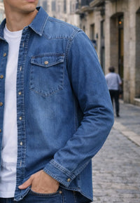 Camisa vaquera en corte recto de color azul Denim desgastado