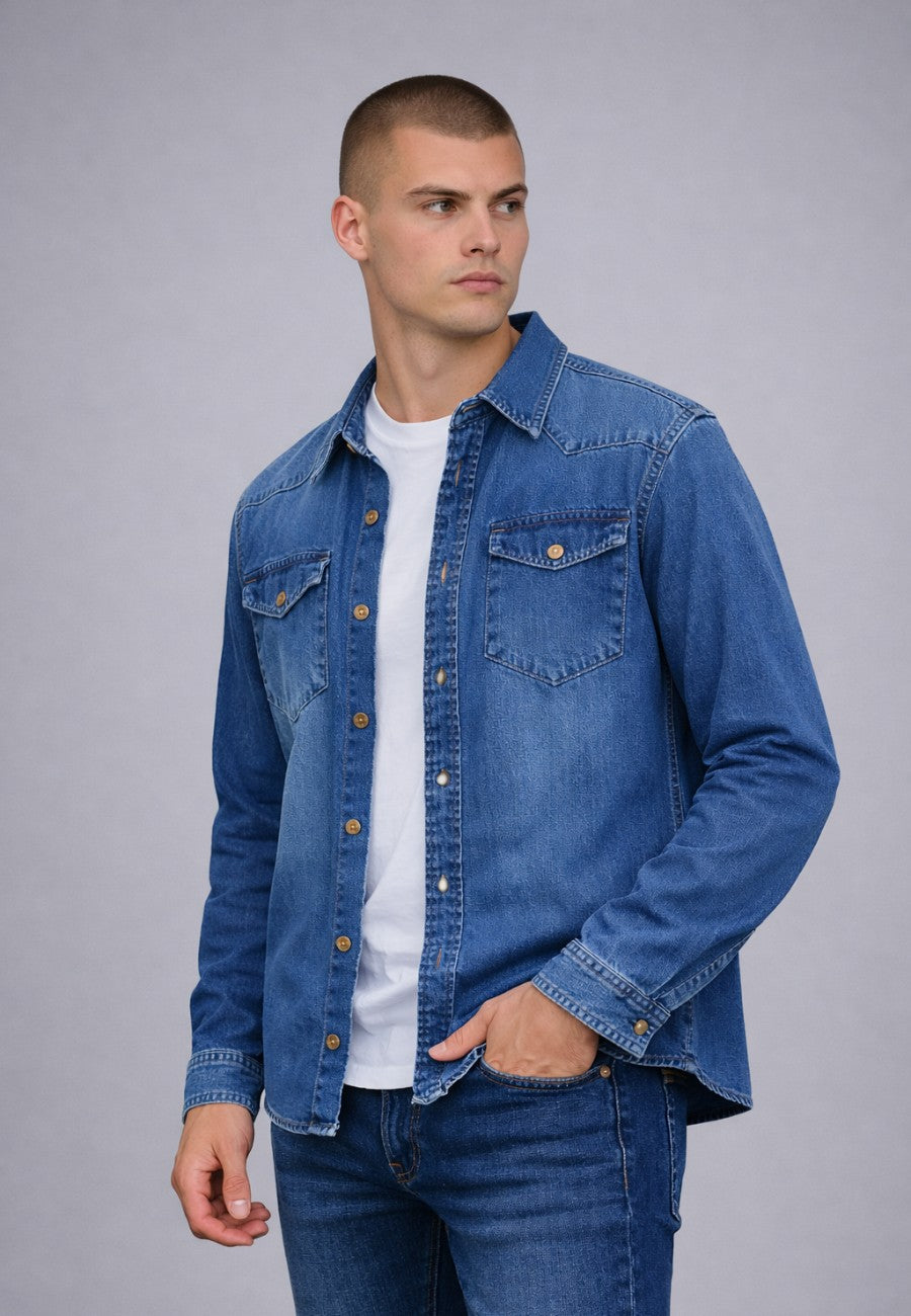 Camisa vaquera en corte recto de color azul Denim desgastado