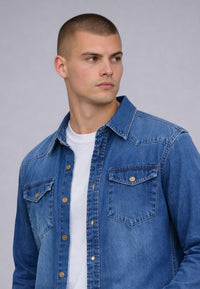 Camisa vaquera en corte recto de color azul Denim desgastado