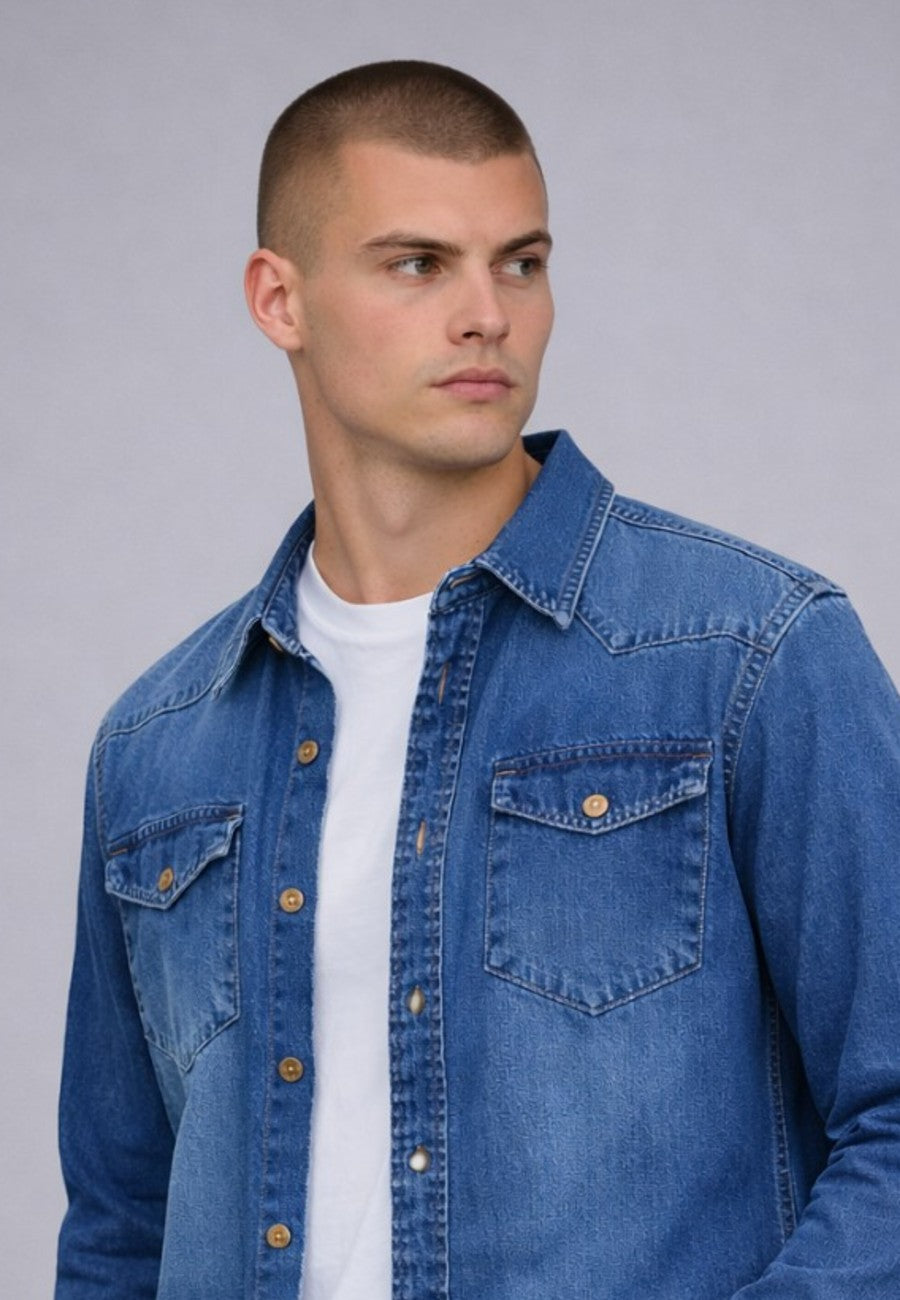 Camisa vaquera en corte recto de color azul Denim desgastado