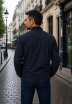 Chaqueta bomber clásica para hombre azul oscuro, modelo visto de espaldas