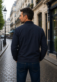 Chaqueta bomber clásica para hombre azul oscuro, modelo visto de espaldas