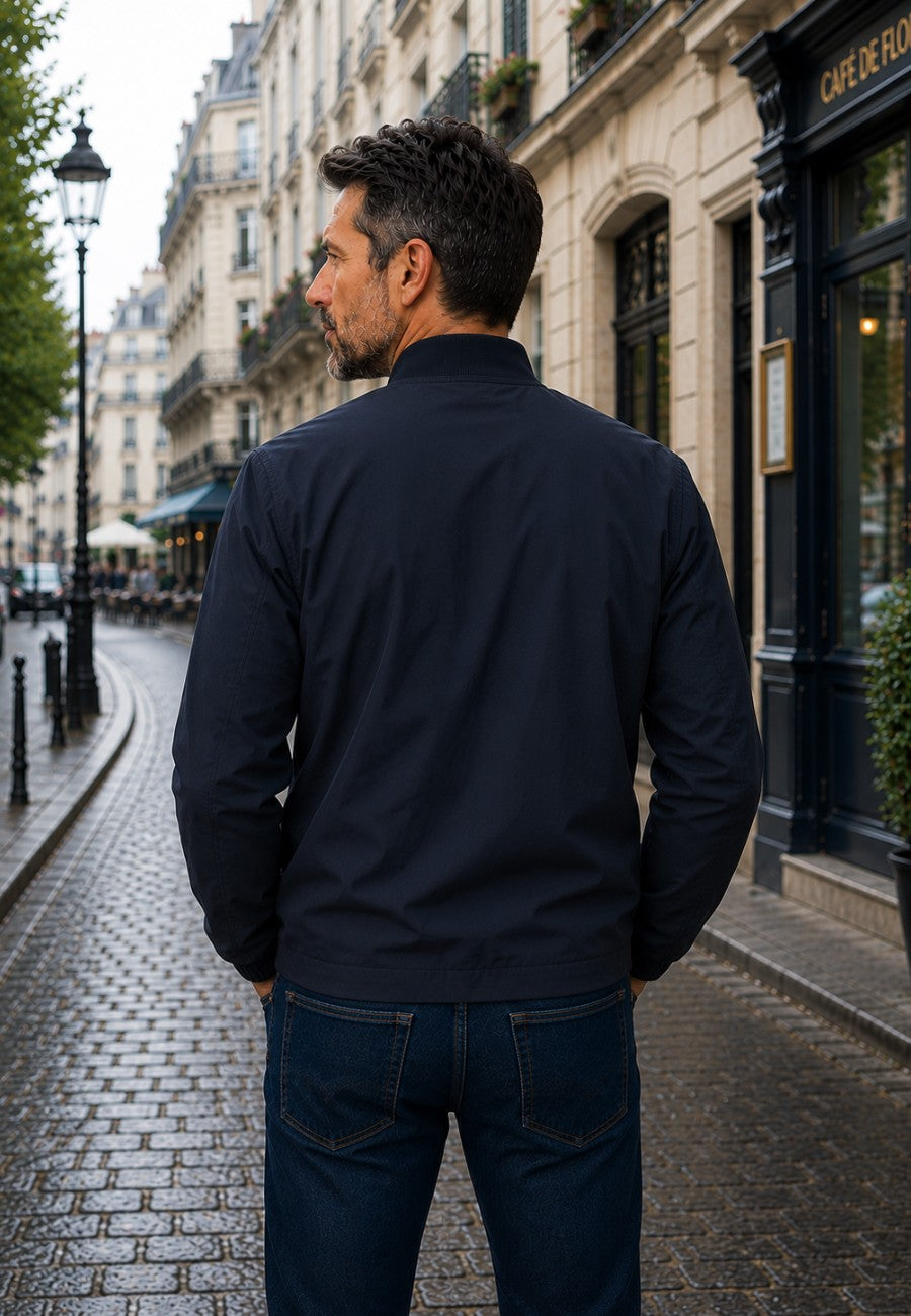 Chaqueta bomber clásica para hombre azul oscuro, modelo visto de espaldas