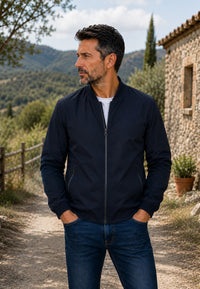 Chaqueta bomber clásica para hombre azul oscuro, en entorno rural