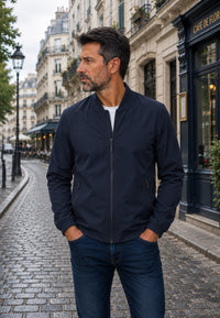 Chaqueta bomber clásica para hombre azul oscuro, en ciudad europea