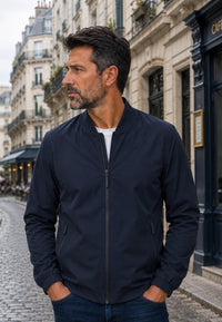 Chaqueta bomber clásica para hombre azul oscuro, en ciudad europea