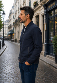 Chaqueta bomber clásica para hombre azul oscuro, modelo visto de perfil