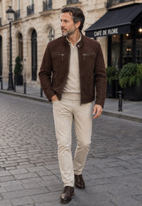 Chaqueta artesanal de ante modelo Potes – Marrón en ciudad Europea