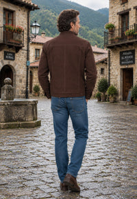 Chaqueta artesanal de ante modelo Potes – Marrón en pueblo del norte de España y vista por detrás