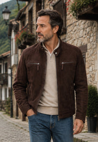 Chaqueta artesanal de ante modelo Potes – Marrón en pueblo del norte de España