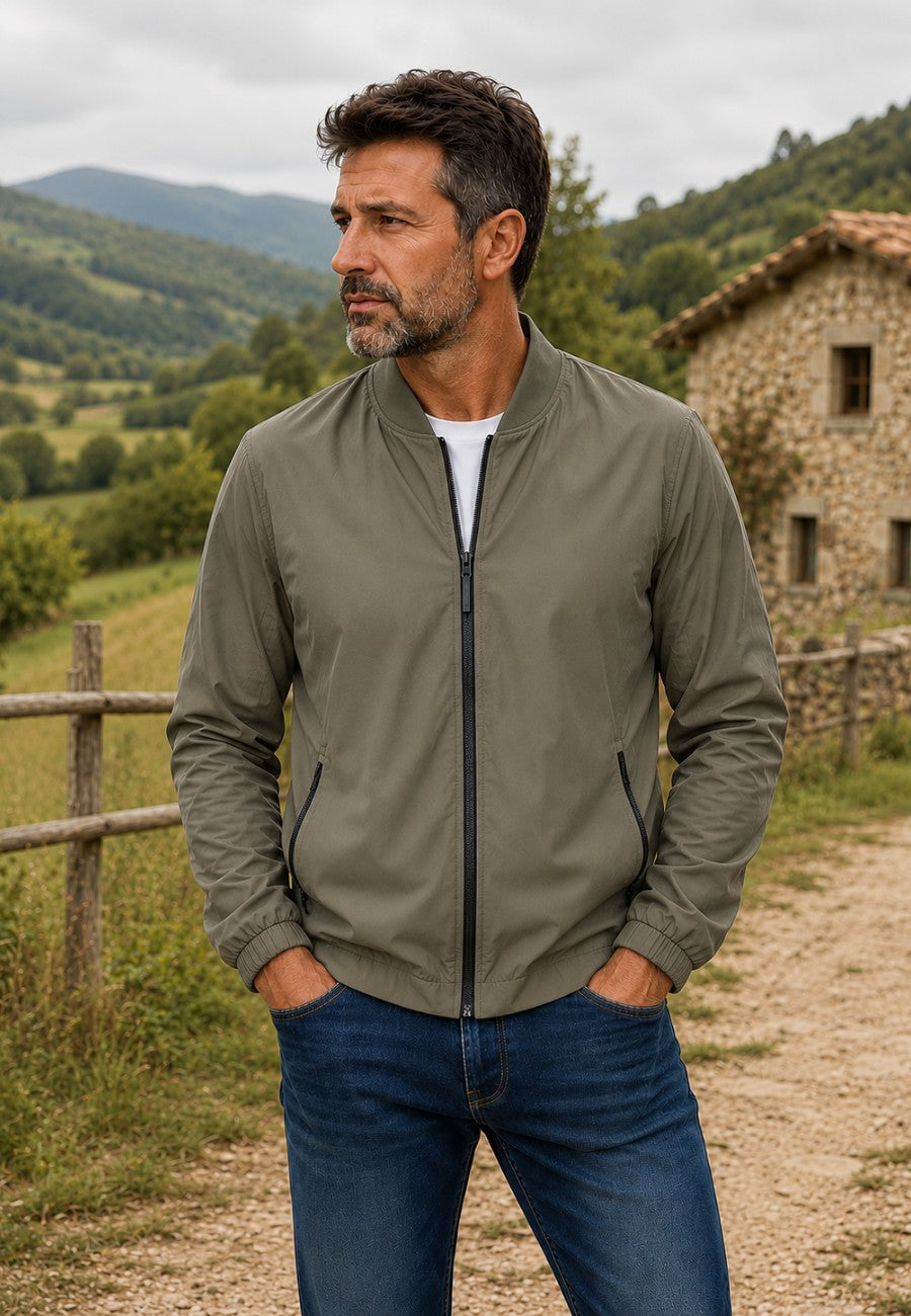 Chaqueta bomber clásica para hombre color kaki, en entorno rural