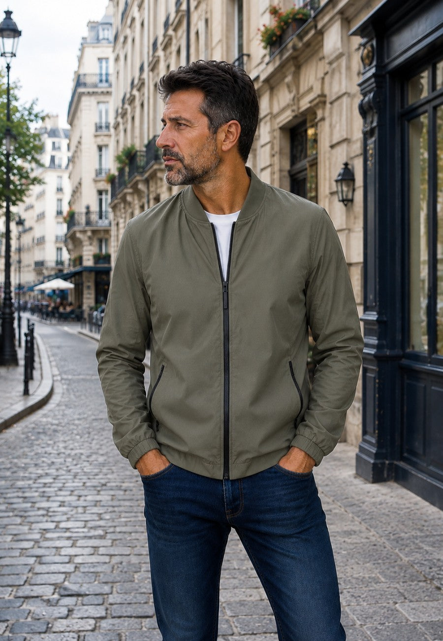 Chaqueta bomber clásica para hombre color kaki, en ciudad europea