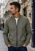 Chaqueta bomber clásica para hombre color kaki, imagen de cerca en ciudad europea