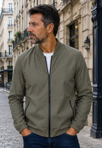 Chaqueta bomber clásica para hombre color kaki, imagen de cerca en ciudad europea