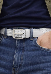 Cinturón trenzado elástico y hebilla de zinc de color blanco