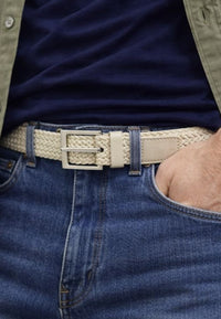 Cinturón trenzado elástico y hebilla de zinc de color Beige