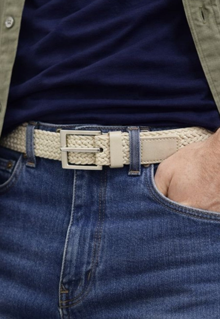 Cinturón trenzado elástico y hebilla de zinc de color Beige